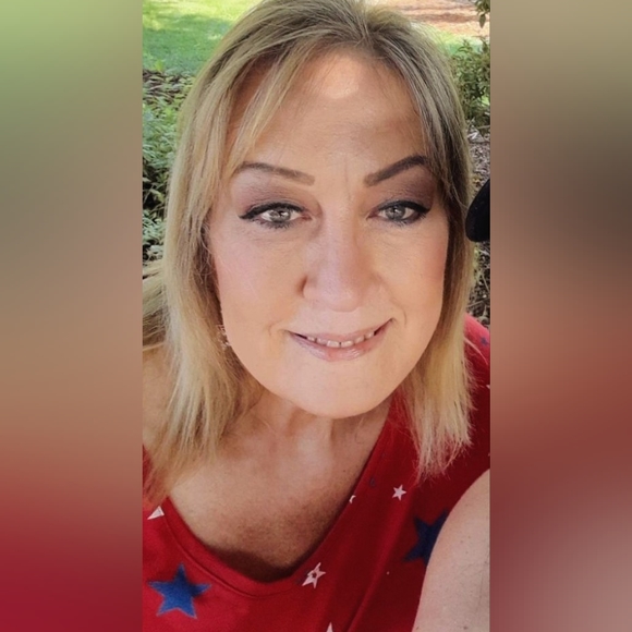 Meet your Posher, Jodiann aka KYLO Gurl ๐ซถ - Picture 2 of 5